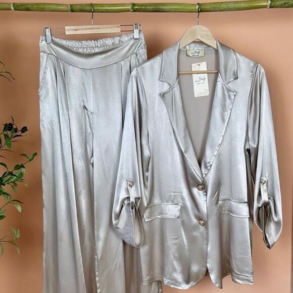 Italian Satin Blazer and Pants Set - Picture 5 of 16